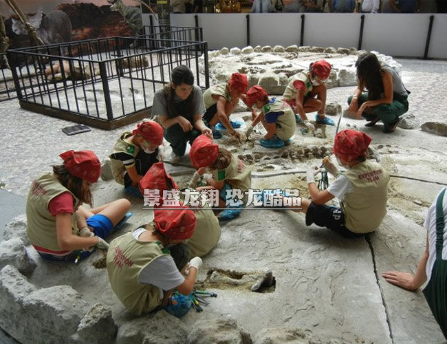 玻璃钢恐龙骨架挖掘现场在商场